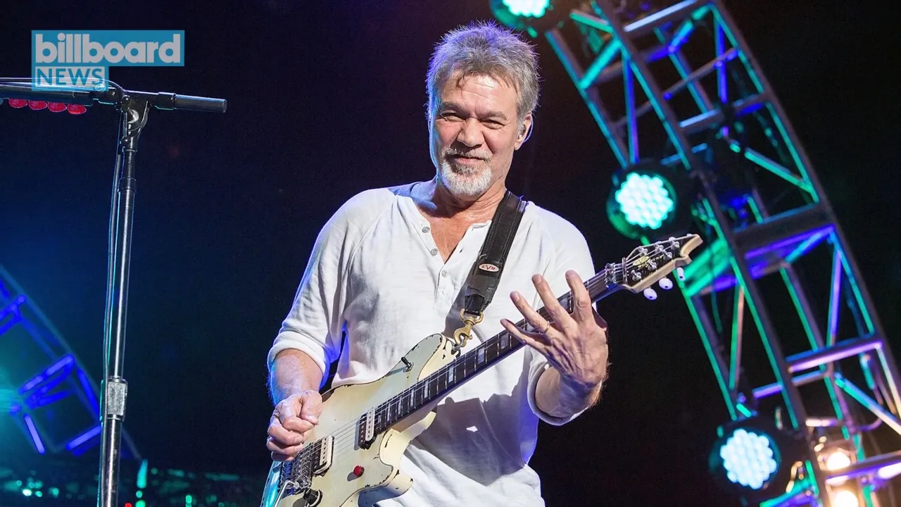 Eddie Van Halen tocando la guitarra en un escenario iluminado en azul y verde