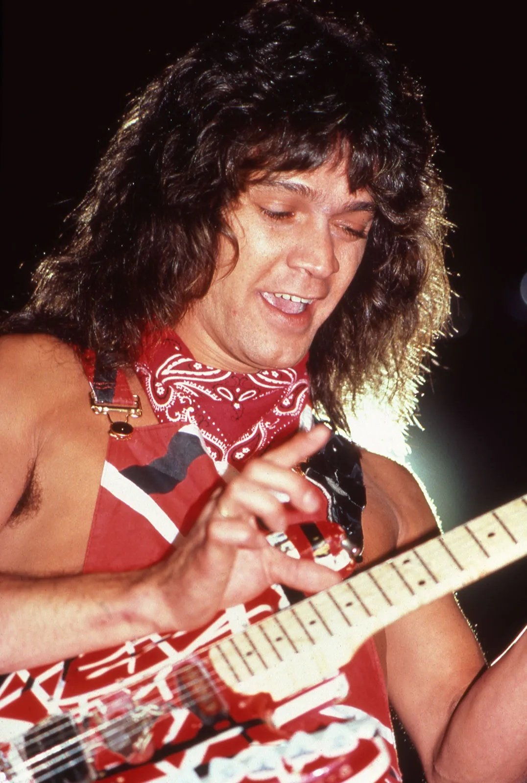 Eddie Van Halen tocando su icónica guitarra roja, blanca y negra