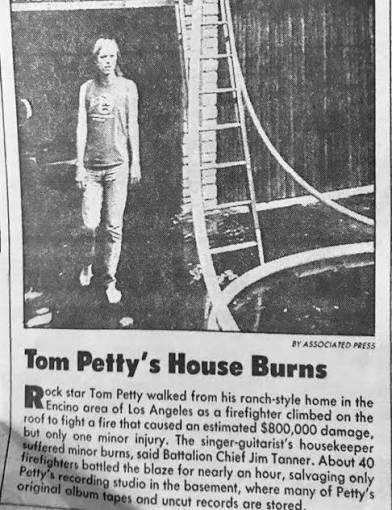 Recorte de prensa titulado Tom Petty’s House Burns, con una fotografía de Associated Press y una noticia sobre el incendio en Encino
